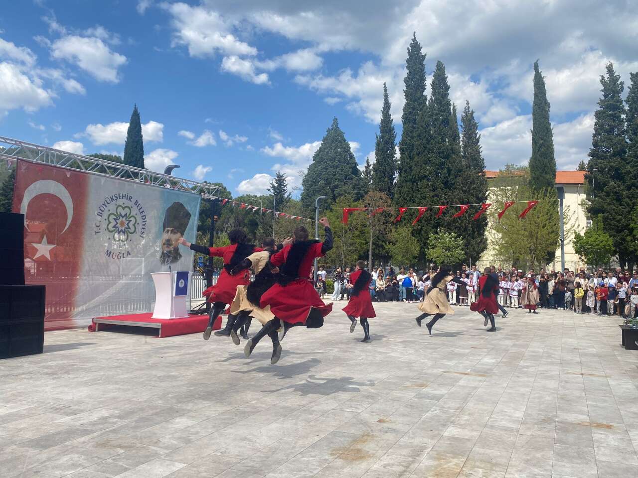 Menteşe’de Uluslararası Buluşma: 6 Ülkeden 260 Çocuk Aynı Sahneyi Paylaştı 3